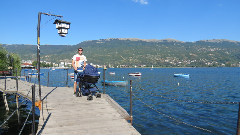 Juan con el carro de bebe en las pasarelas del lago Ohrid