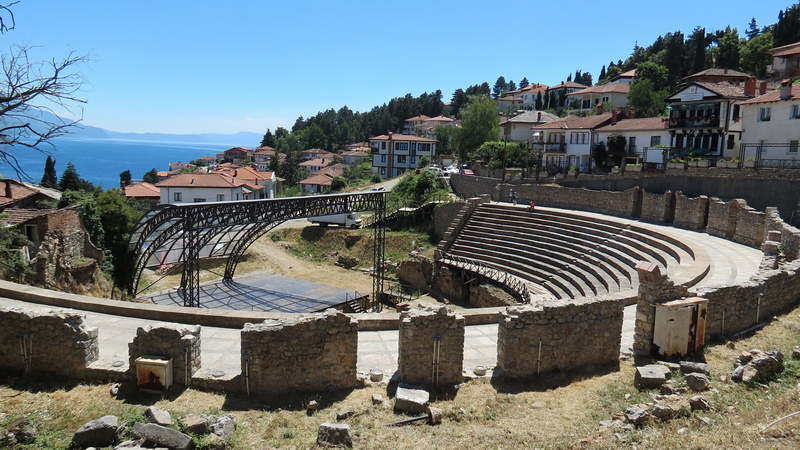 Teatro Ancestral en la parte vieja de Ohrid y de fondo el lago