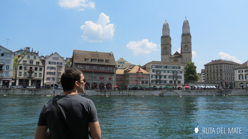 Orilla del río Limatt con la catedral de fondo, en un itinerario por Suiza en 4 días