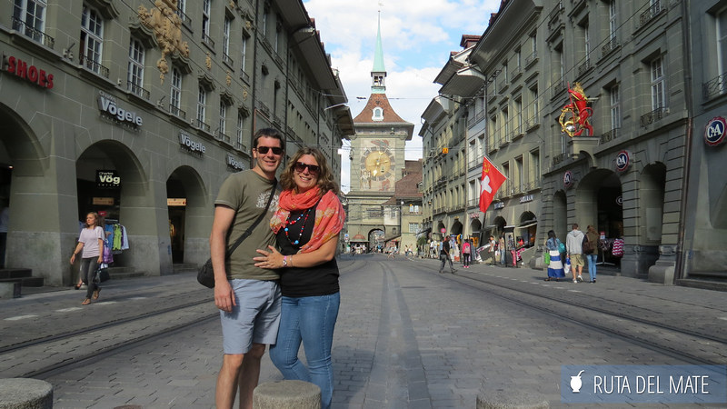 Juan y Flor en el centro de Berna y de fondo la torre del Reloj