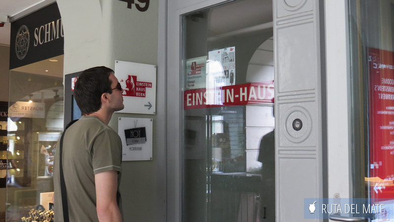 Juan observando la entrada a la Casa-Museo de Albert Einstein en Berna