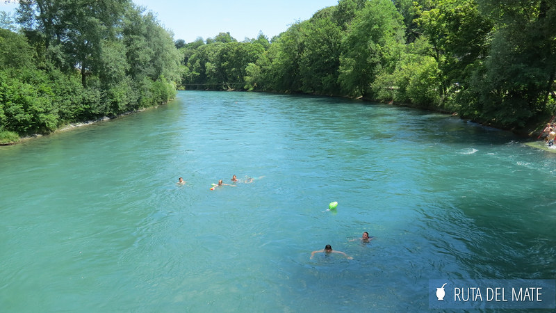 Los suizos se tiran desde los puentes del río Aar para bañarse y dejarse llevar por la corriente de agua