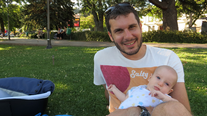 Juan y Benja en el parque al lado del paseo marítimo del lago Ohrid