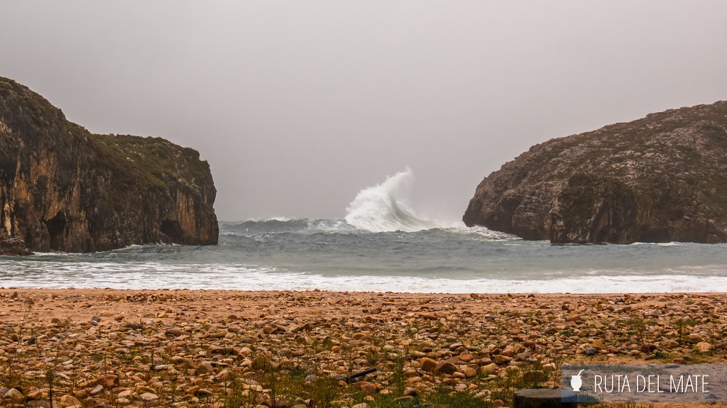 El fuerte oleaje en una de las playas de Asturias rodeada por los acantilados