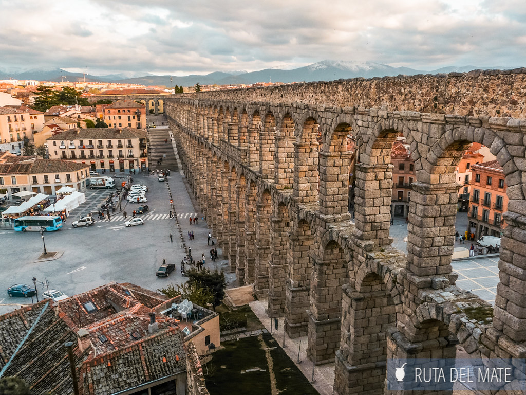 El imponente acueducto romano de Segovia con sus arcos visto desde la parte alta