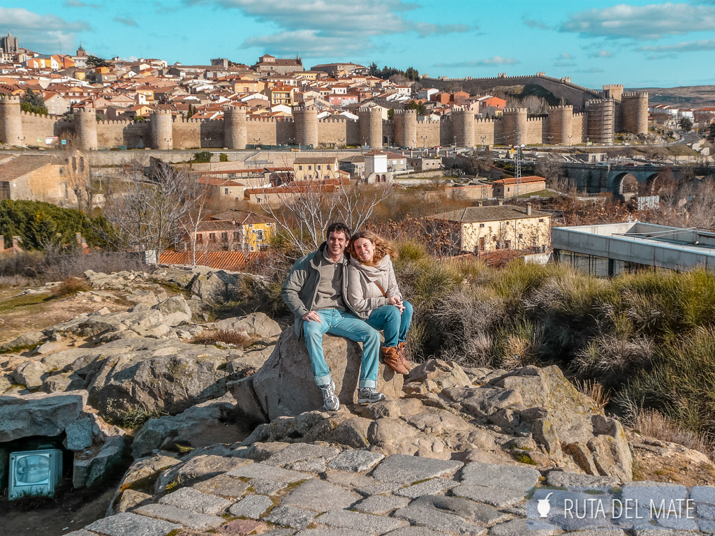 Juan y Flor en el mirador, donde se contempla las murallas de Avila en todo su esplendor