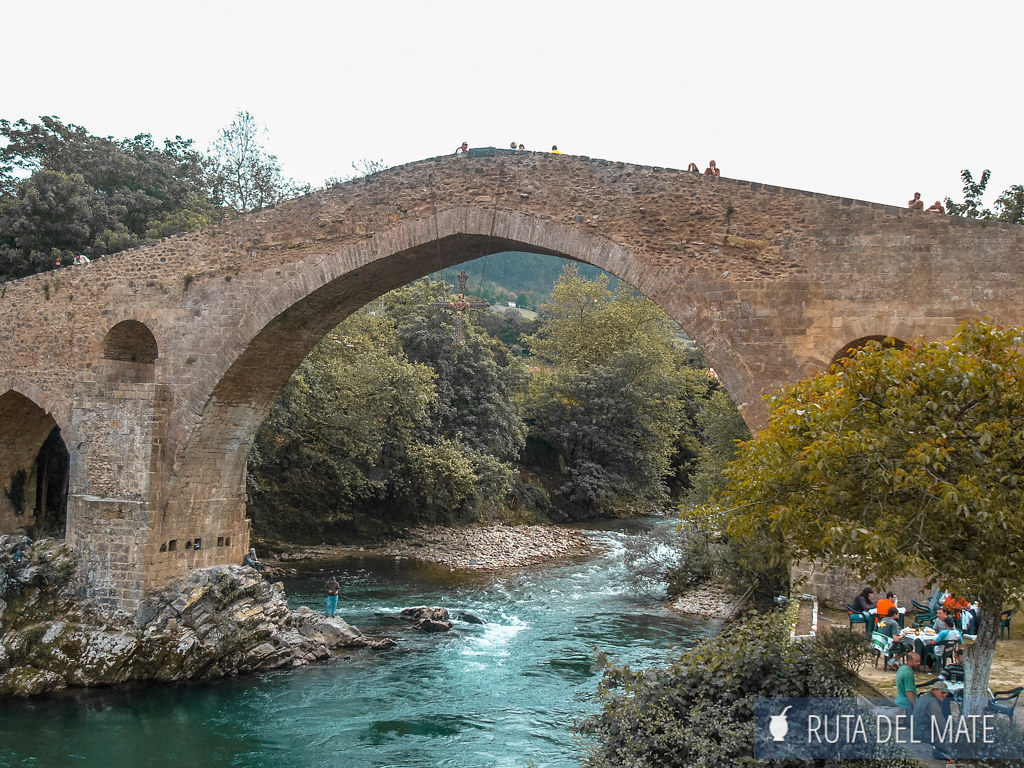Puente medieval sobre el río Sella en Cangas de Onis
