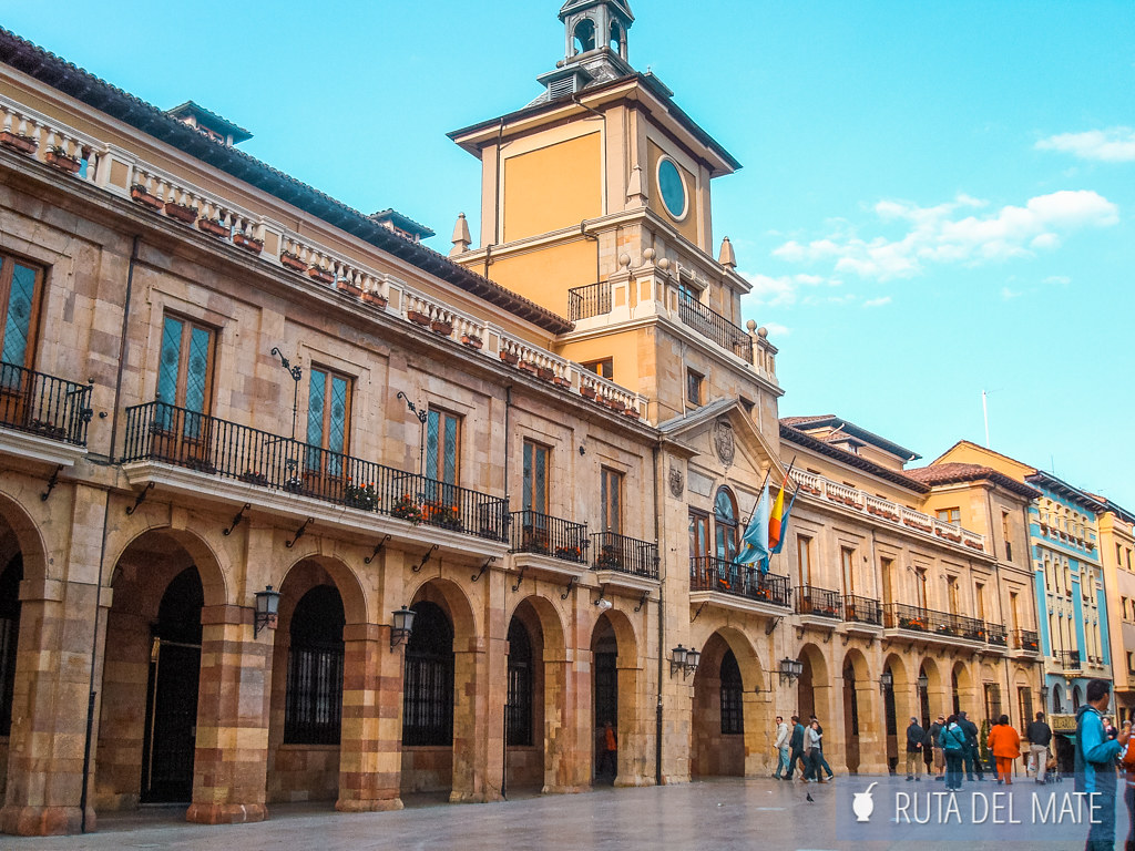 El Ayuntamiento de Oviedo con sus arcos