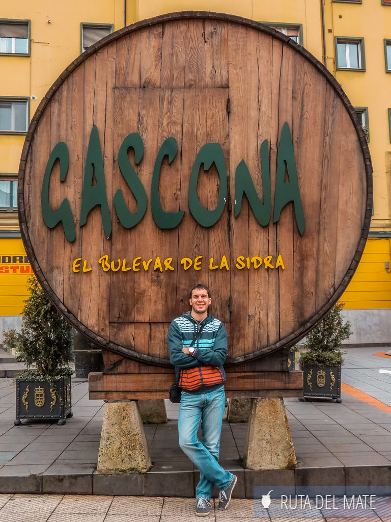 Juan junto al cartel de la calle Gascona en Oviedo, denominado el bulevar de la sidra