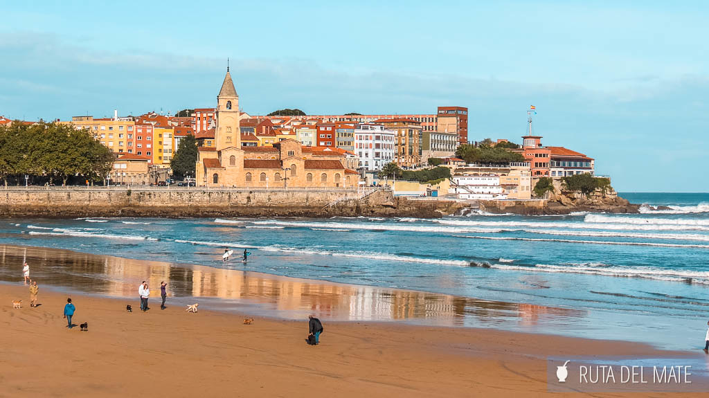 San Lorenzo beach with its views of the Cimadevilla neighbourhood in Gijon