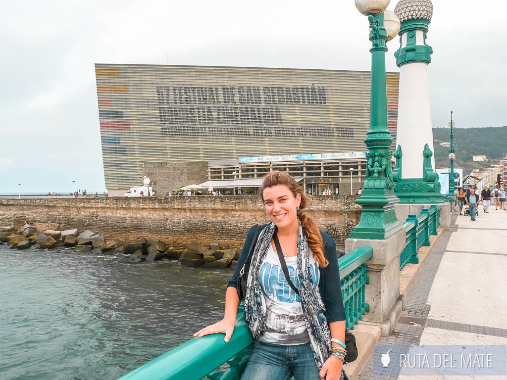 Flor y de fondo el Centro Kursaal Elkargunea