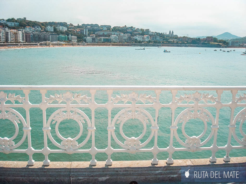 Barandillas sobre el paseo marítimo de San Sebastián