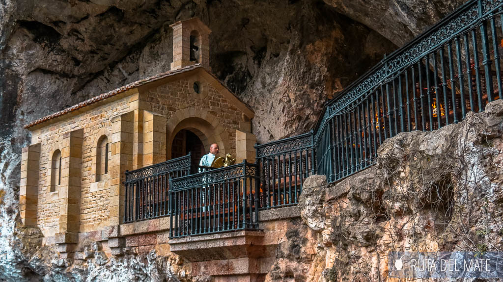 Un sacerdote dando misa en el Santuario de Covadonga