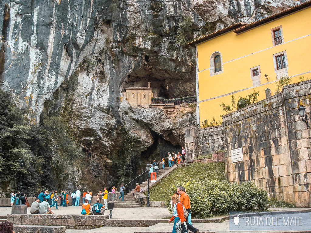 Santa Cueva de Covadonga, incrustada sobre una cavidad en la montaña