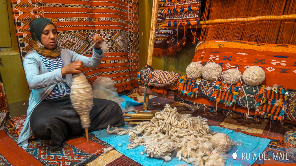 Venta de alfombras hechas a mano en el tour al desierto de Merzouga