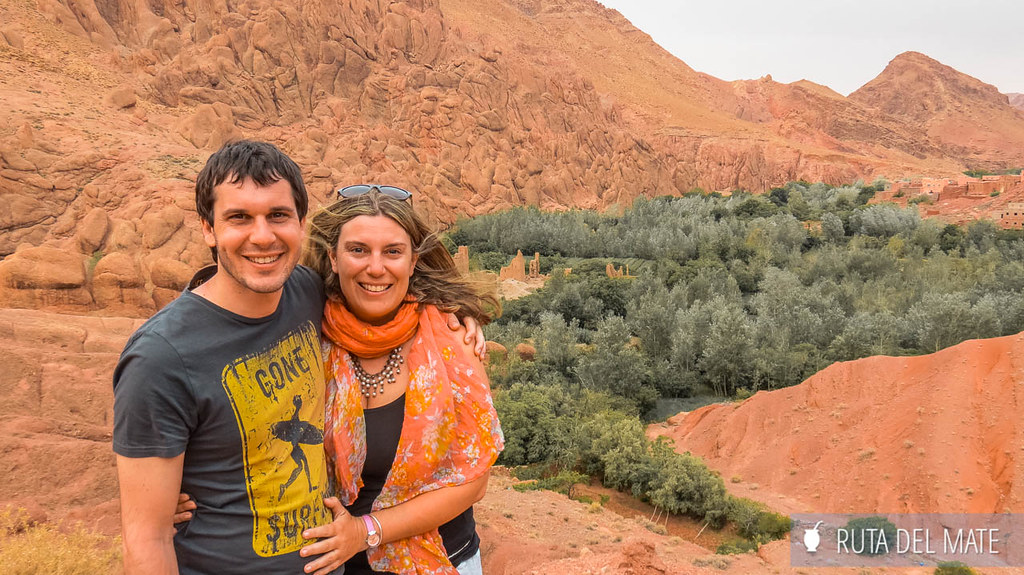 Flor y Juan en una de las formaciones rocosas en donde para el tour al desierto de Merzouga en 3 días