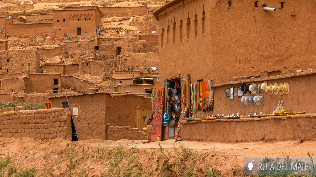 Una casa de venta de artesanías en Ait Ben Haddou, en una de las casas de adobe