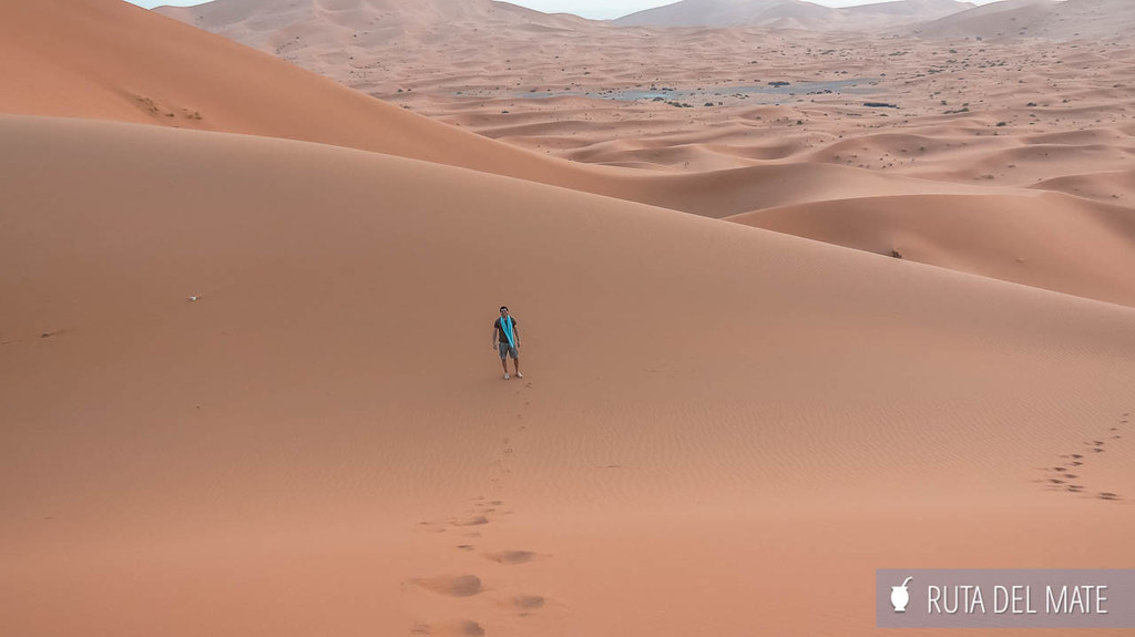 Juan casi minúsculo ante la inmensidad del desierto de Merzouga