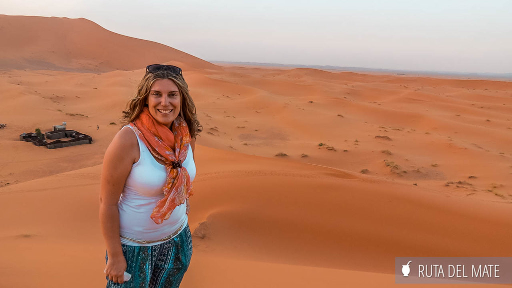 Flor en el desierto cercano a Marrakech con las altas dunas de color rojizo y el haima donde durmió por la noche