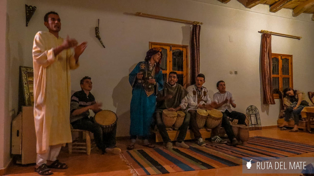 Los trabajadores del hotel tocando música marroquí en el hotel del valle de Dades en Marruecos