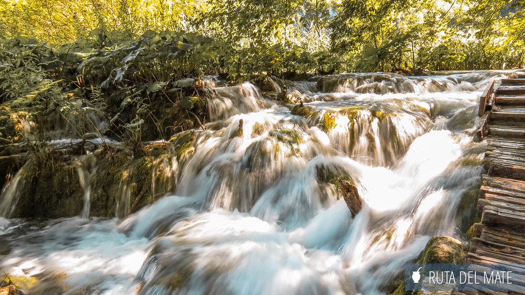 Las cascadas y su caída de agua en el parque nacional de los lagos de Plitvice