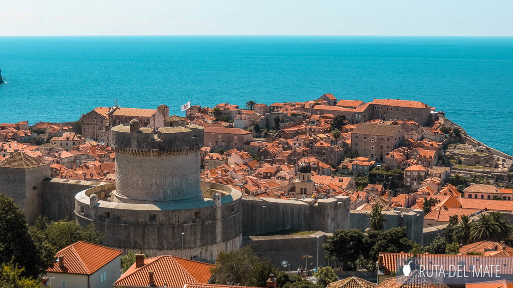 Vista del centro de Dubrovnik con su muralla desde el mirador