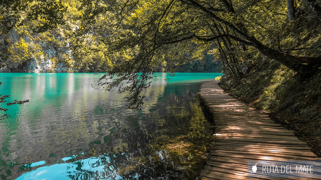 Pasarela de madera que recorre el borde de uno de los lagos de Plitvice