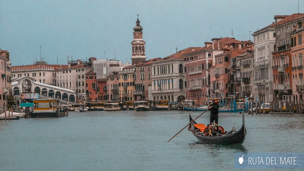 Las góndolas navegando por los canales de Venecia