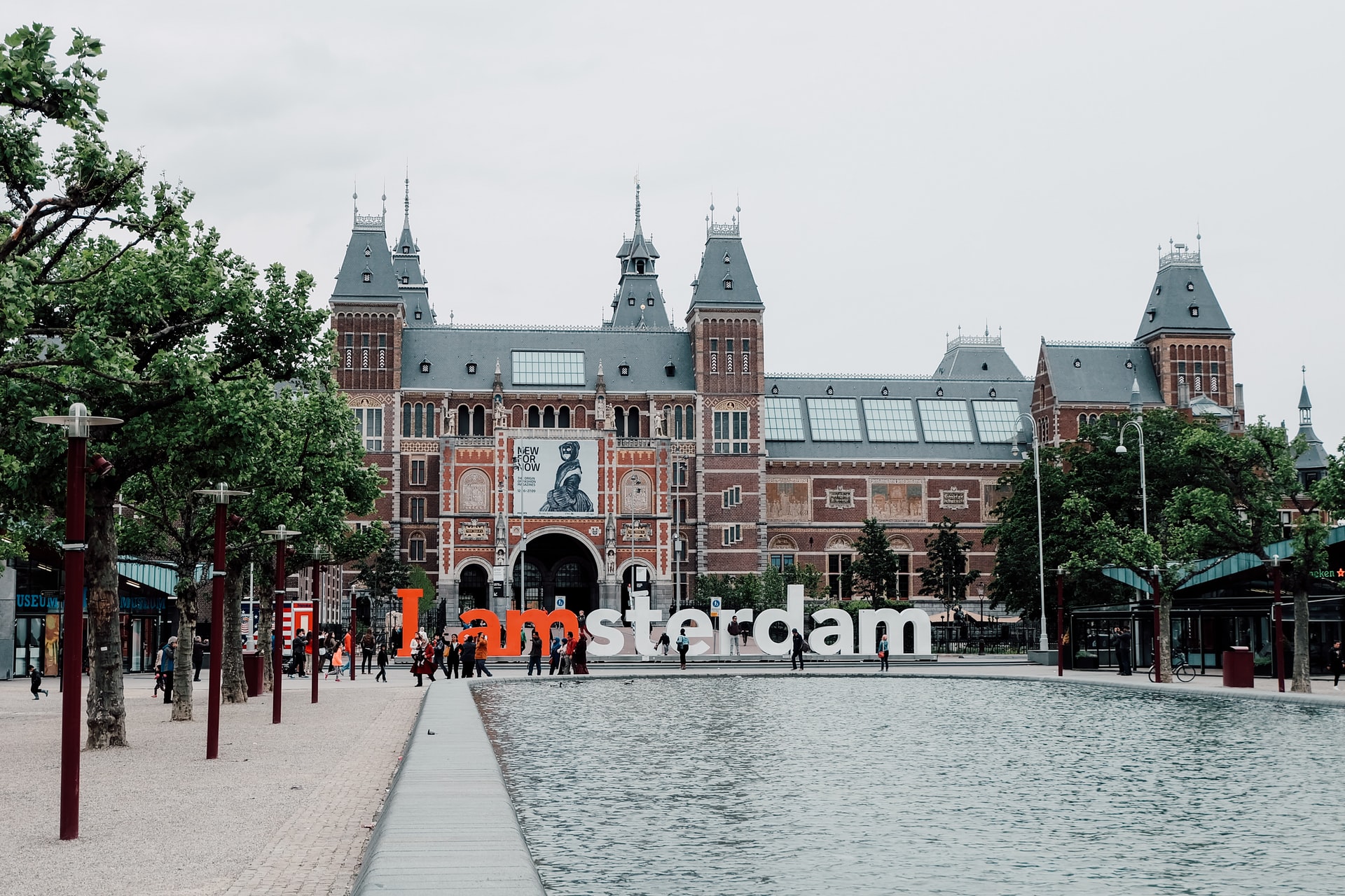 Rijksmuseum o Museo Nacional de Ámsterdam junto al cartel de I Ámsterdam