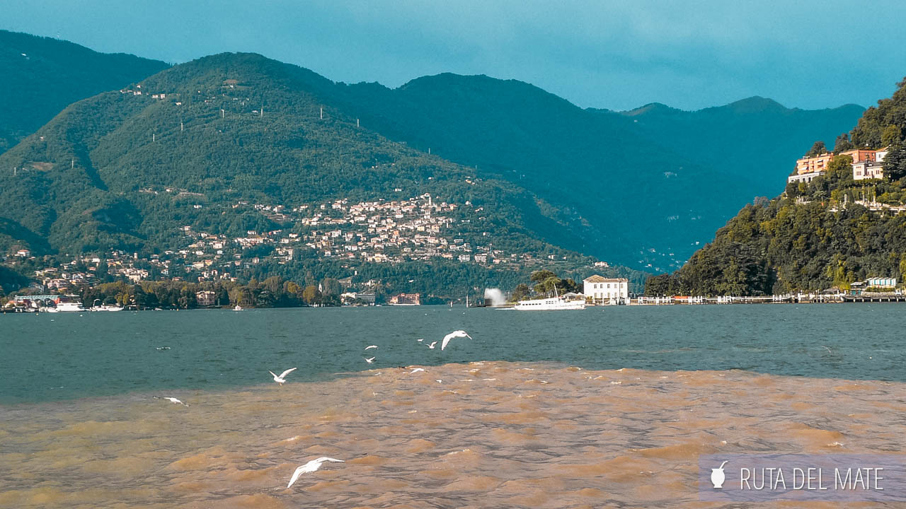 Qué ver en Lago di Como, vista desde una embarcación con los pueblos de montaña de fondo