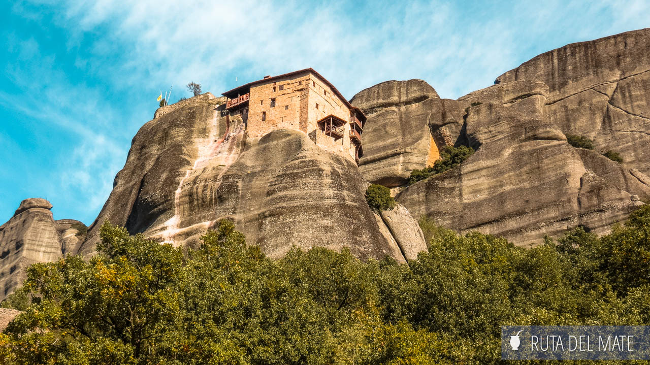 Image of the monastery of St. Nicholas in Meteora seen from below
