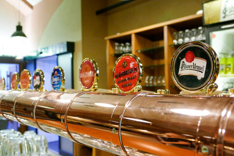 Distintos tipos de cerveza en un bar, en la que destaca, a primera vista la Pilsner Urquell.