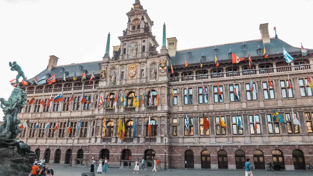 El edificio del ayuntamiento de Amberes decorado con banderas de los países