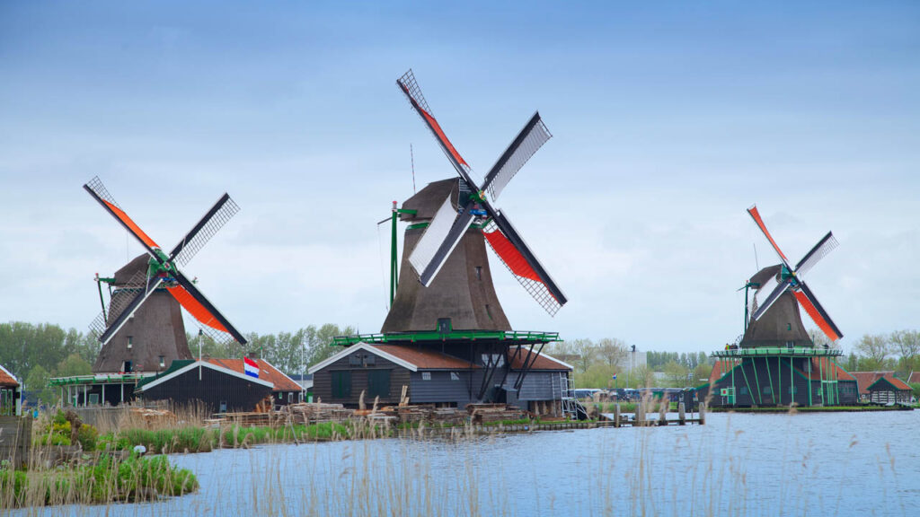 The windmills of Zaanse Schans, a trip to take from Amsterdam