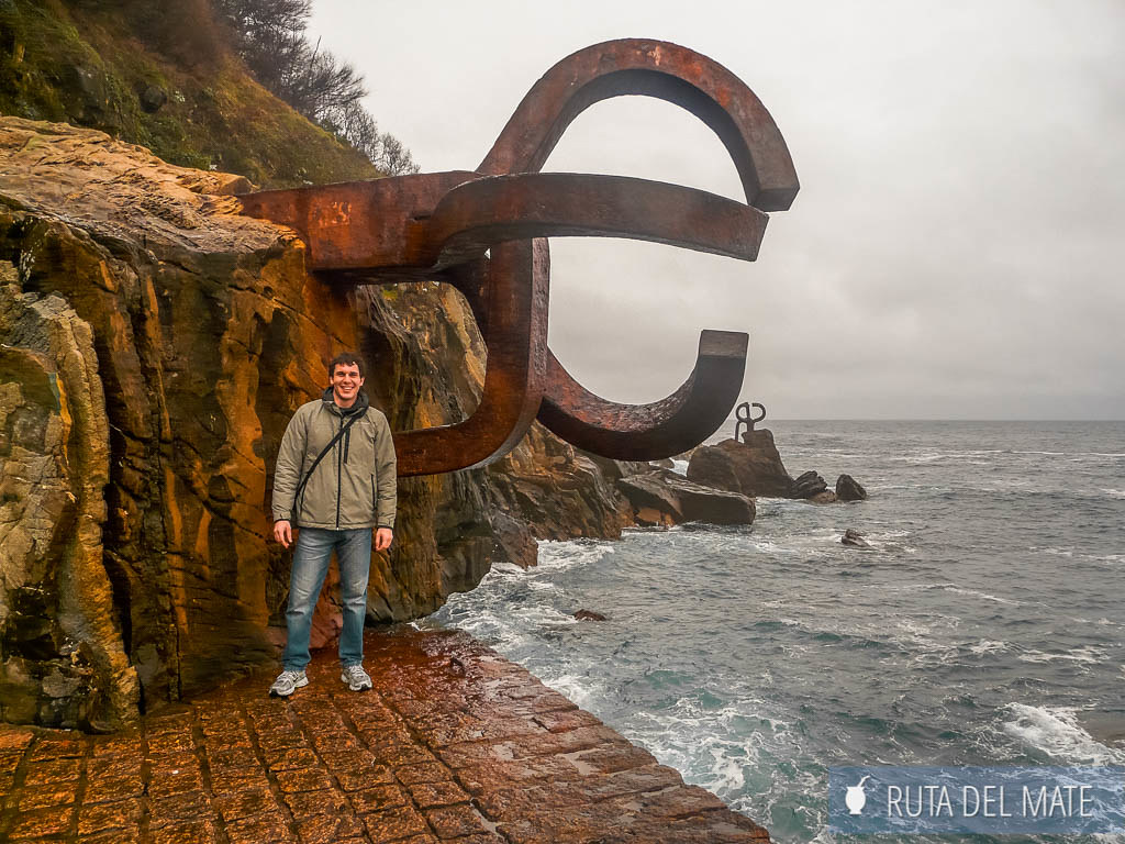 Juan en la escultura del Peine en San Sebastián