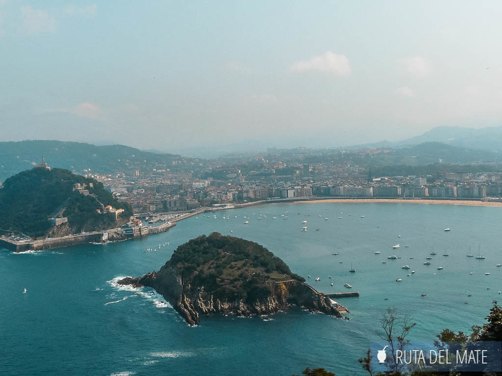Vista panorámica de la playa de la Concha en San Sebastián desde el monte Igueldo