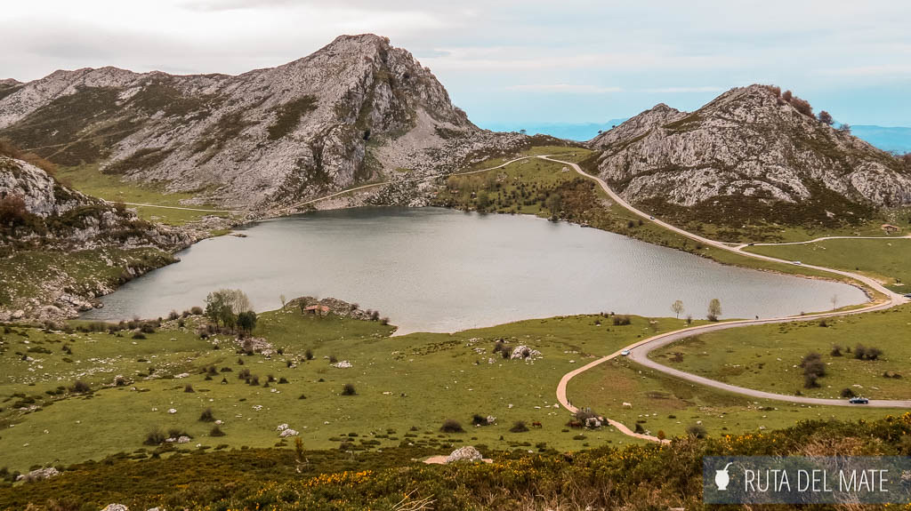 Panorámica de uno de los lagos de Covadonga con el fondo verde y montañoso