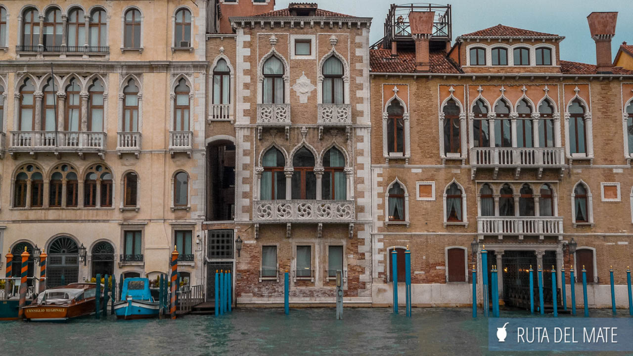 Cómo llegar a Venecia y cómo moverse - paseando en vaporetto por Venecia
