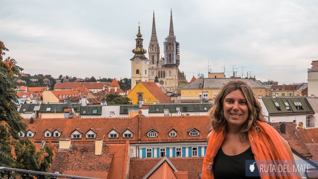 Flor en la parte alta de Zagreb con vistas a la Catedral