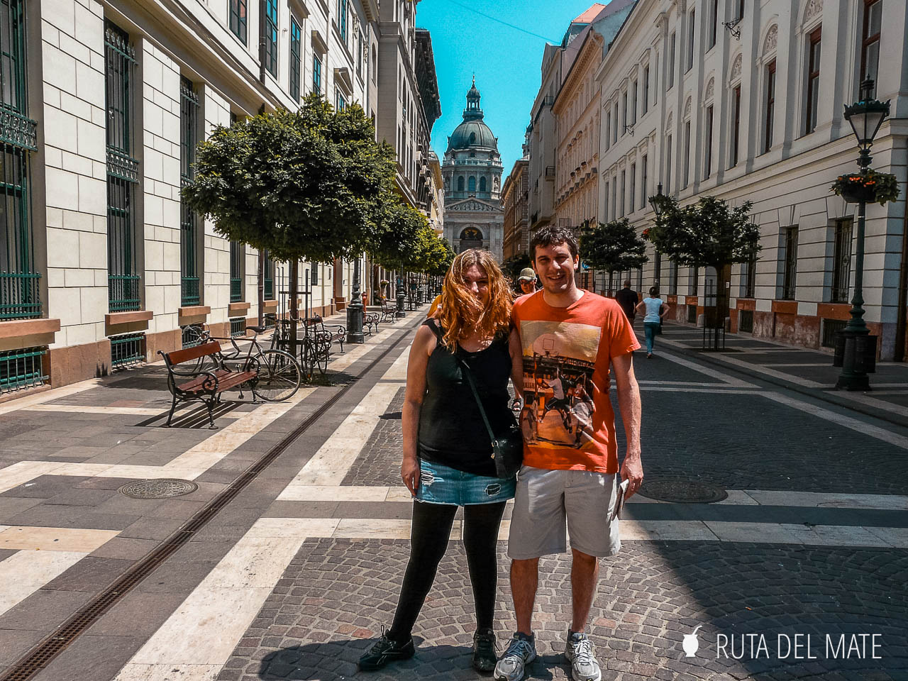 Iglesia de San Esteban al final de la calle, de lo más hermoso que visitar en Budapest