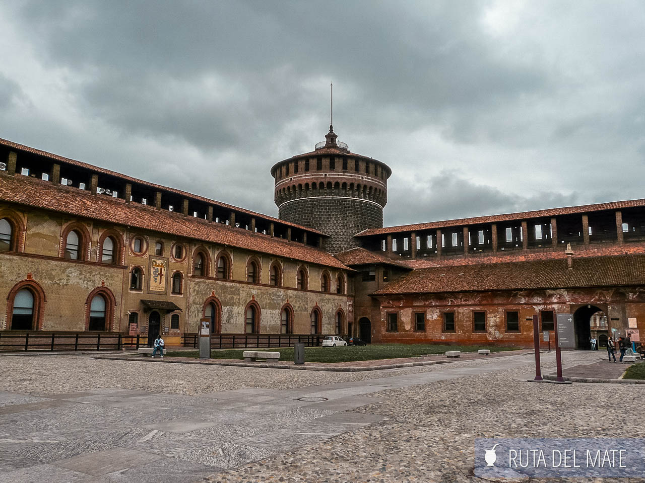 Castillo Sforzesco - Qué VER en MILÁN en 3 DÍAS, la cuna de la moda italiana