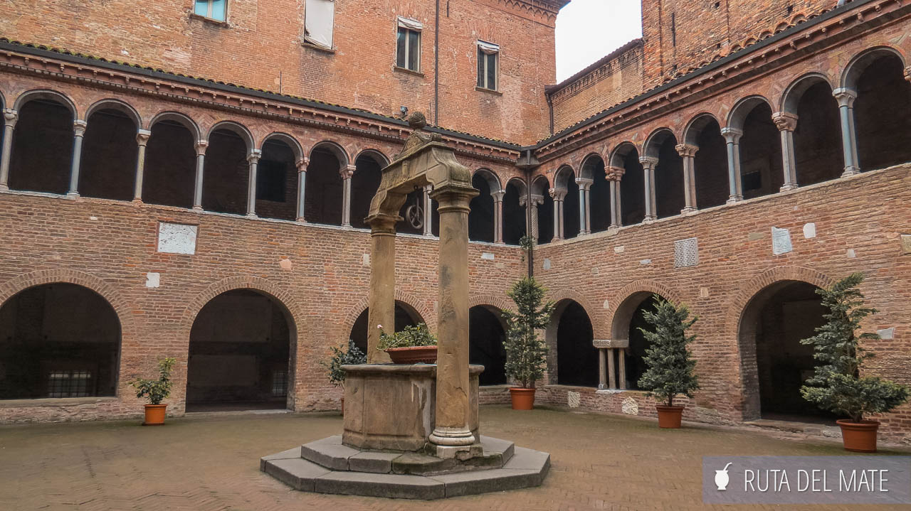 Patio de Pilatos en el Complejo santuario Santo Stefano en Bolonia