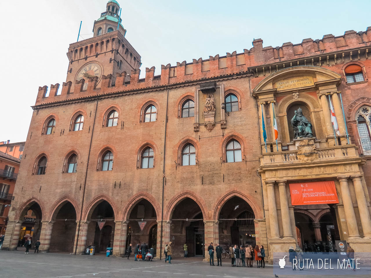 Fachada del Palacio de Accursio en Bolonia