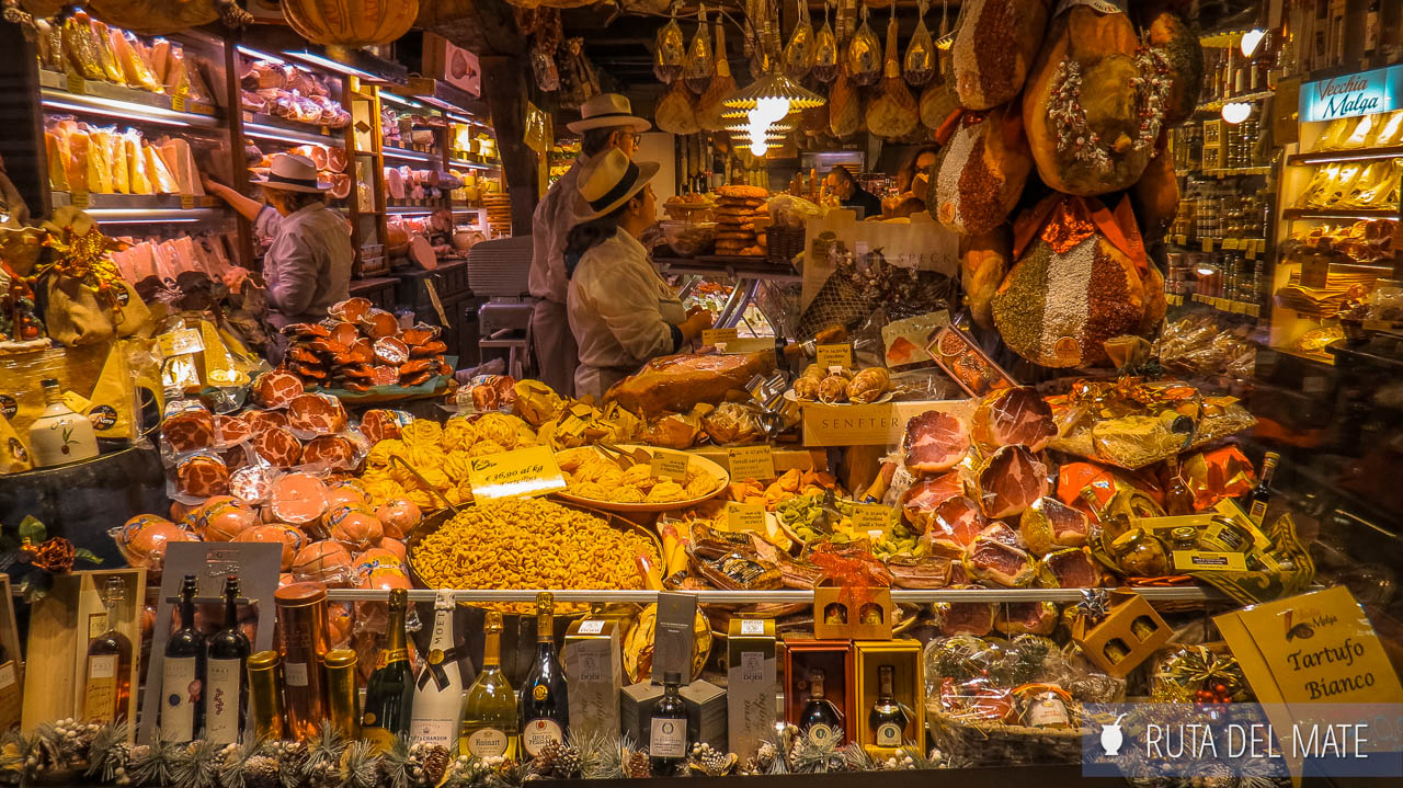 Puestos de venta de productos regionales en el Mercado del Cuadrilátero en Bolonia