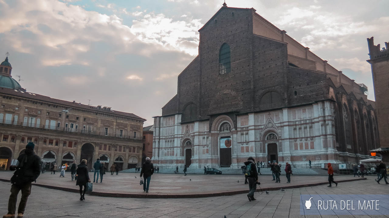 La fachada principal de la Basílica de San Petronio vista desde la Piazza Maggiore