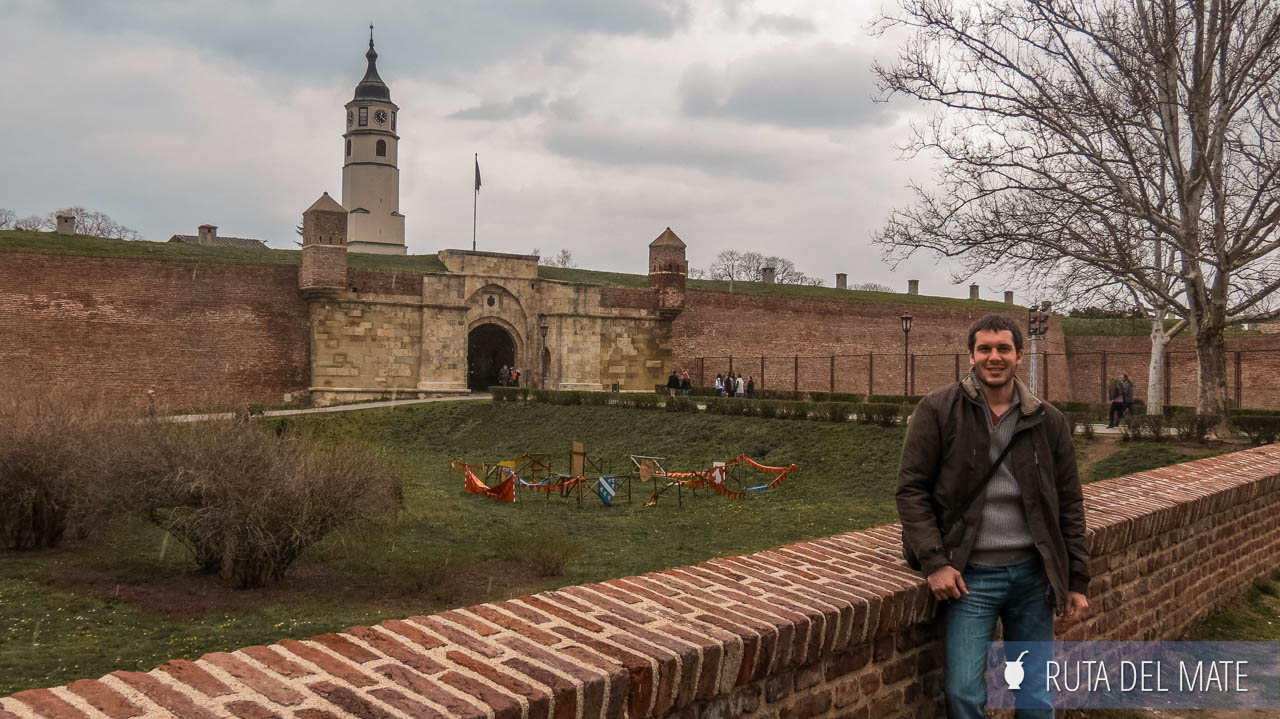 Juan en una de las entradas de la fortaleza de Belgrado