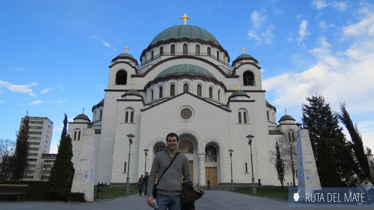 Juan en la entrada al templo de San Sava en Belgrado