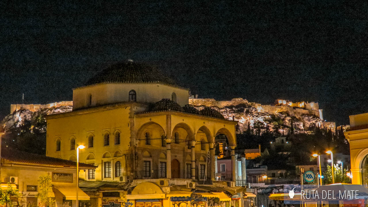 Plaza Monastiraki iluminada por la noche y de fondo la Acropolis