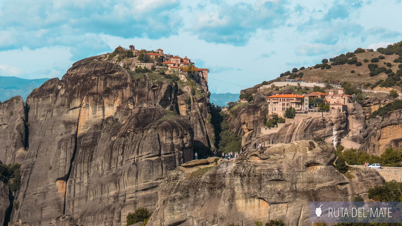 Dos de los monasterios de Meteora colgando sobre la montaña