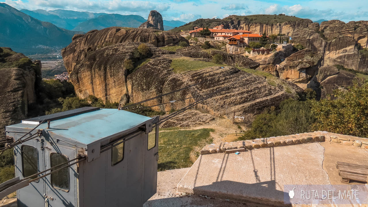 En primera plana el cablecarril y de fondo el monasterio de la Santísima Trinidad en Meteora